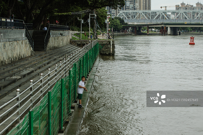 坦尾码头遥望改造后的珠江大桥东桥图片素材