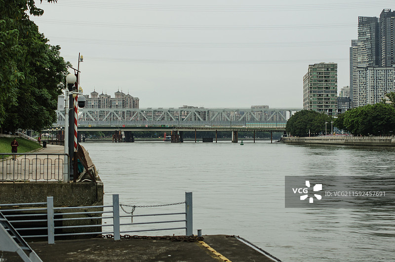 坦尾码头遥望改造后的珠江大桥东桥图片素材