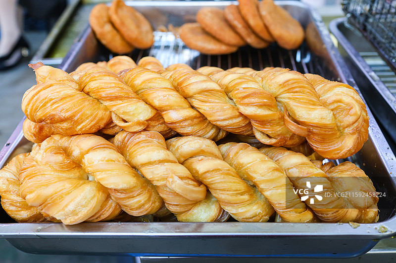 东北早市上的早点油炸麻花图片素材