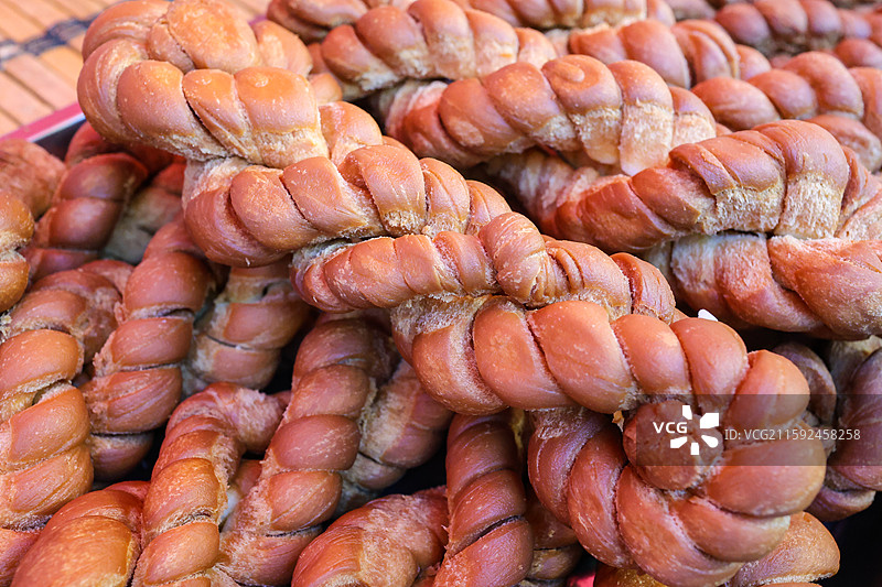 东北早市上的早点油炸麻花图片素材