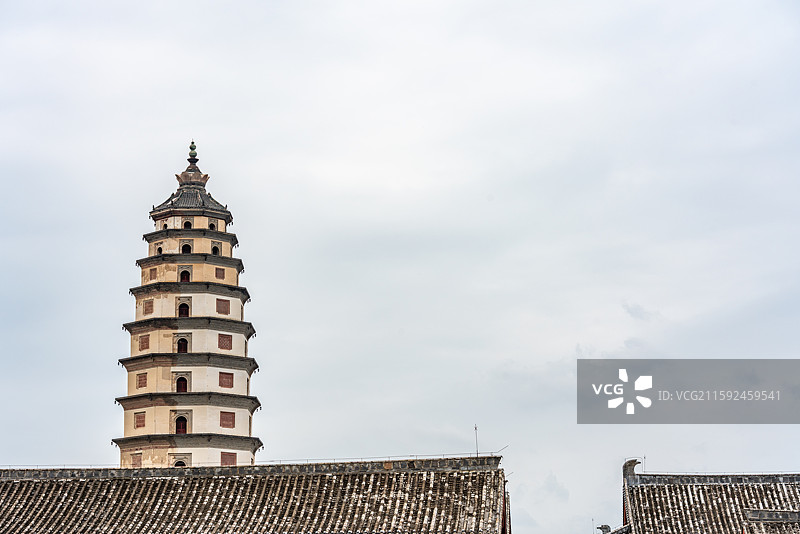 河北保定定州博物馆建筑石狮子背景中的定县开元寺塔中华第一塔石塔建筑图片素材