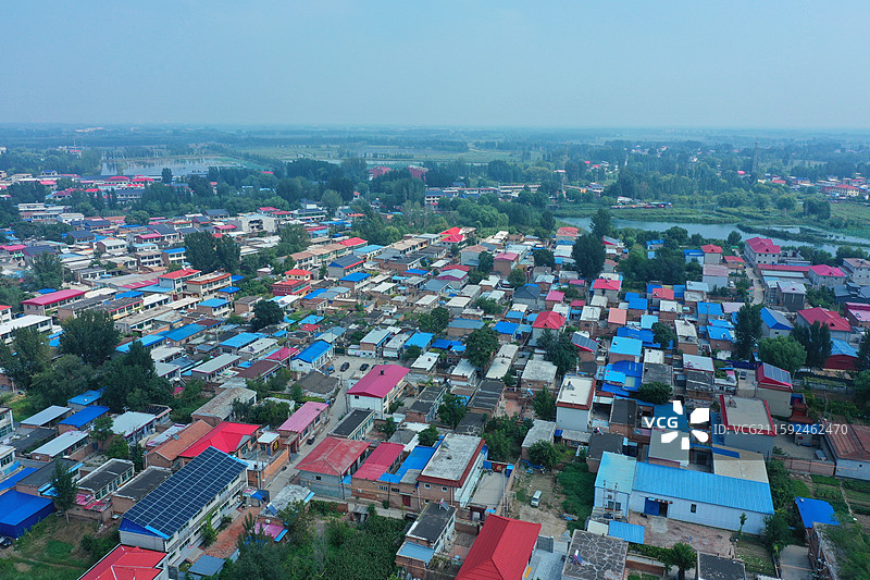 秋高气爽渐生凉，荷萎芦黄染浅霜  万里云霞征雁影，千重苇浪起鸥行  桃源秘境藏仙境，生态明珠映碧光图片素材