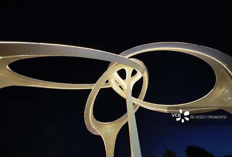 夜晚的福州滨江市民广场 榕韵福生雕塑图片素材