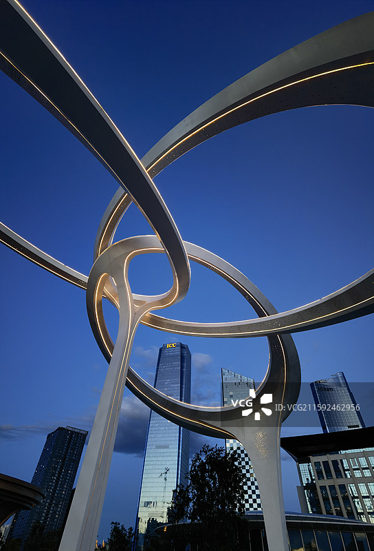 福州滨江市民广场榕韵福生雕塑 蓝调时间图片素材