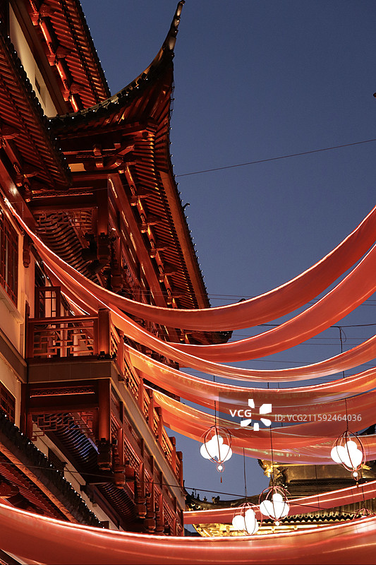 上海豫园商城夜晚中国风红色年味喜庆热闹红飘带灯笼传统建筑街道的低角度视图图片素材