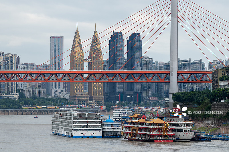 地铁列车穿过重庆东水门长江大桥，背景为南岸区喜来登国际金融中心图片素材