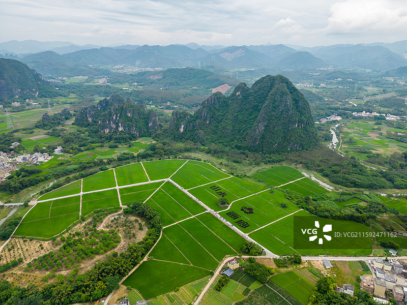 阳春春北山水画廊稻田画航拍风光，中国广东省阳江市阳春市春湾镇图片素材