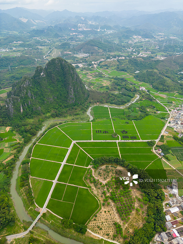 阳春春北山水画廊稻田画航拍风光，中国广东省阳江市阳春市春湾镇图片素材