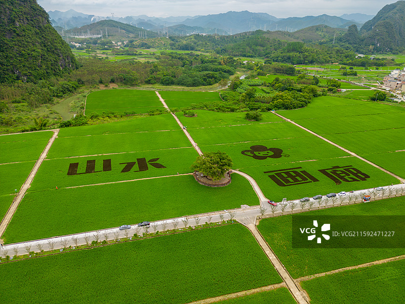 阳春春北山水画廊稻田画航拍风光，中国广东省阳江市阳春市春湾镇图片素材