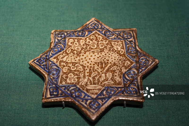 伊利汗时期 虹彩八芒星形动物纹砖图片素材