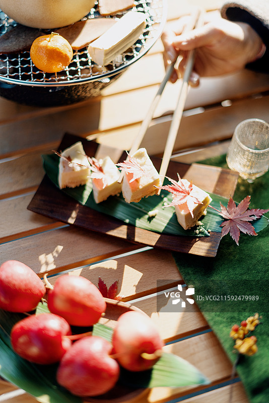 秋天露营围炉煮茶闺蜜聚会下午茶图片素材