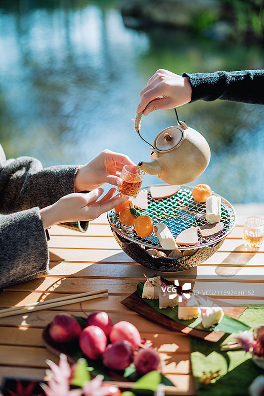秋天露营围炉煮茶闺蜜聚会下午茶图片素材