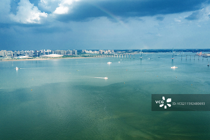 航拍视角下的海岸线图片素材