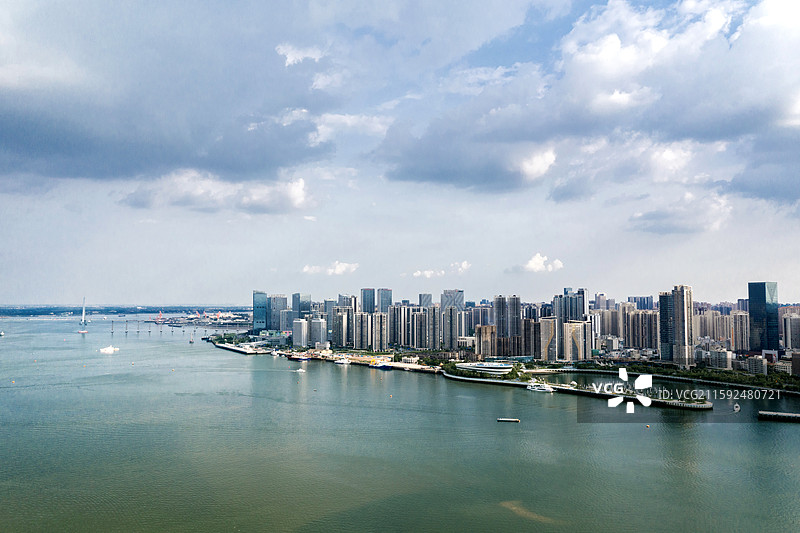 航拍视角下的城市天际线湛江金沙湾图片素材