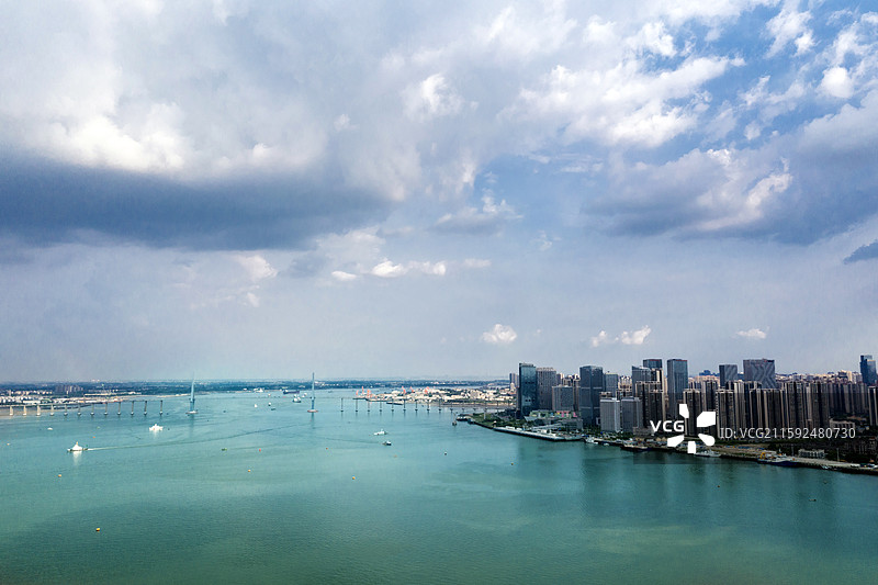 航拍视角下的城市天际线湛江金沙湾图片素材