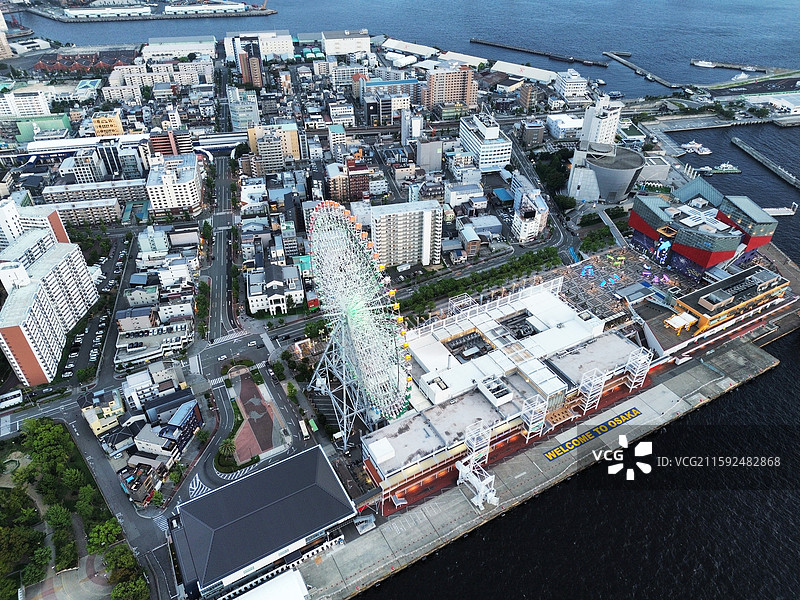 航拍大阪天保山：摩天轮、海游馆与港口都市景观图片素材