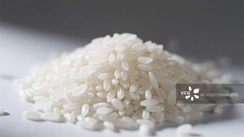 白色背景下的一堆大米图片素材