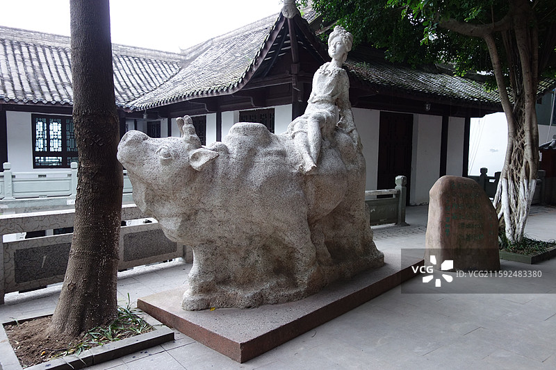 重庆市奉节县长江三峡瞿塘峡白帝城白帝庙：巴女骑牛像图片素材