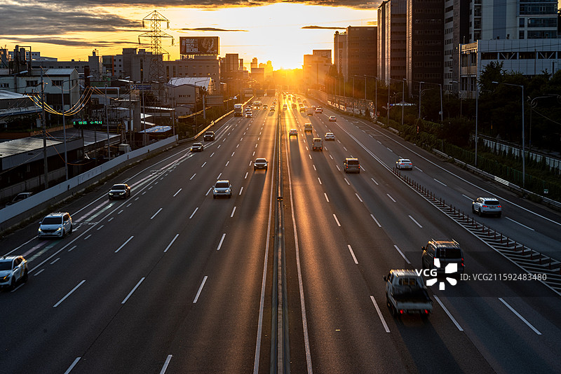 日出时分的公路图片素材