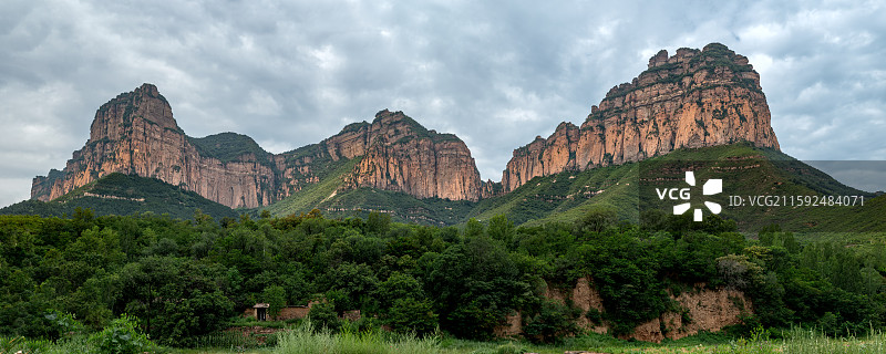 夏日午后阳光透过云层洒在山西黎城太行山雄伟陡峭的山峰图片素材