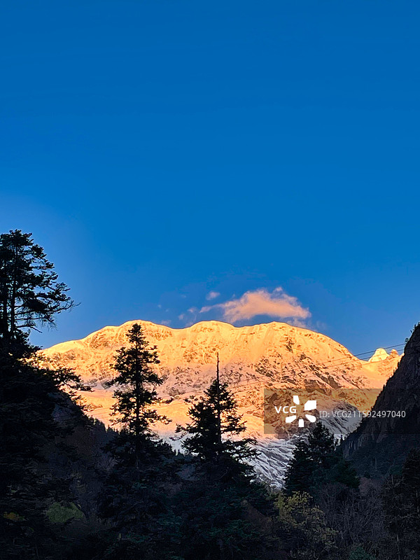 梅里雪山日照金山自然风光图片素材