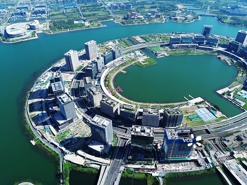 郑州北龙湖金融岛 夏季早晨航拍城市风光图片素材