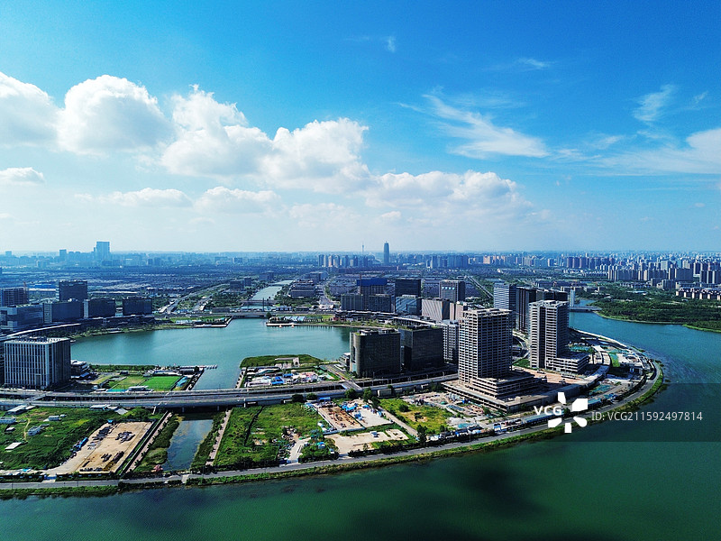 郑州北龙湖金融岛 夏日晴天的滨水城市建筑群图片素材