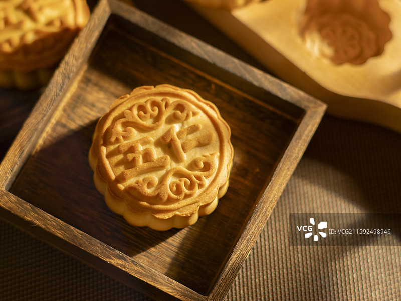 中秋吃月饼回家图片素材