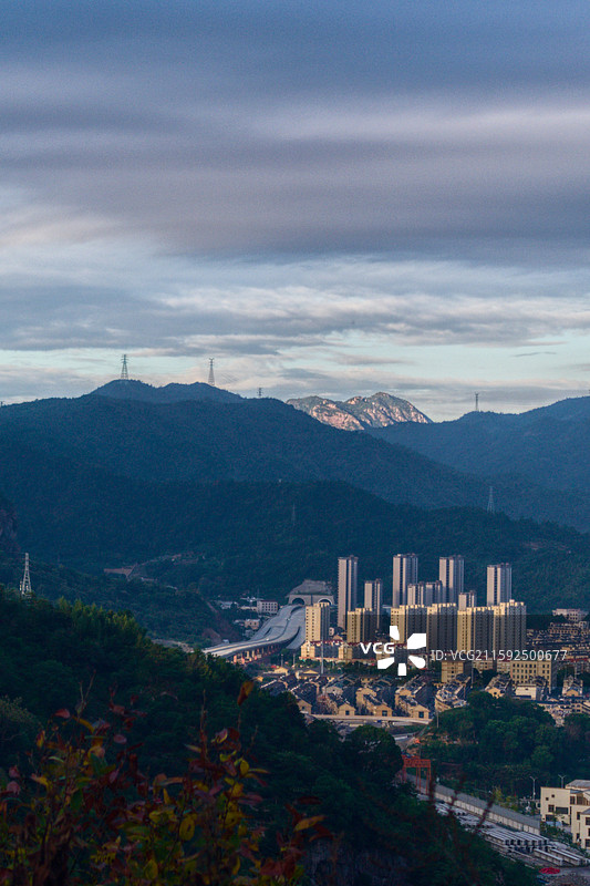 日照金山-温岭五龙山公园图片素材