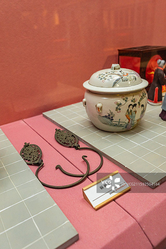 中国山东省任城区济宁市博物馆老馆，礼成家国礼俗风情展厅，白色的盛粥的罐子，室内无人图像摄影图片素材