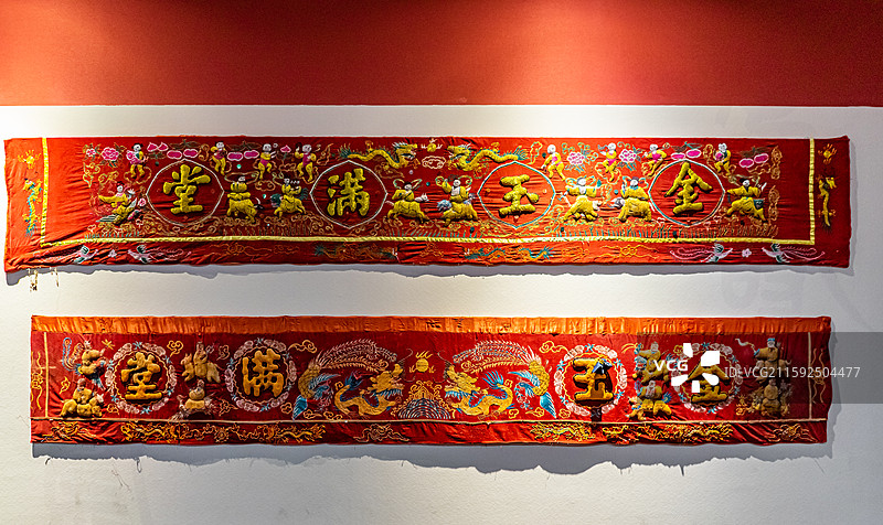 中国山东省济宁市博物馆老馆，礼成家国礼俗风情展厅，吉祥寿礼五福福禄寿喜财，金玉满堂刺绣横幅，室内无人图片素材