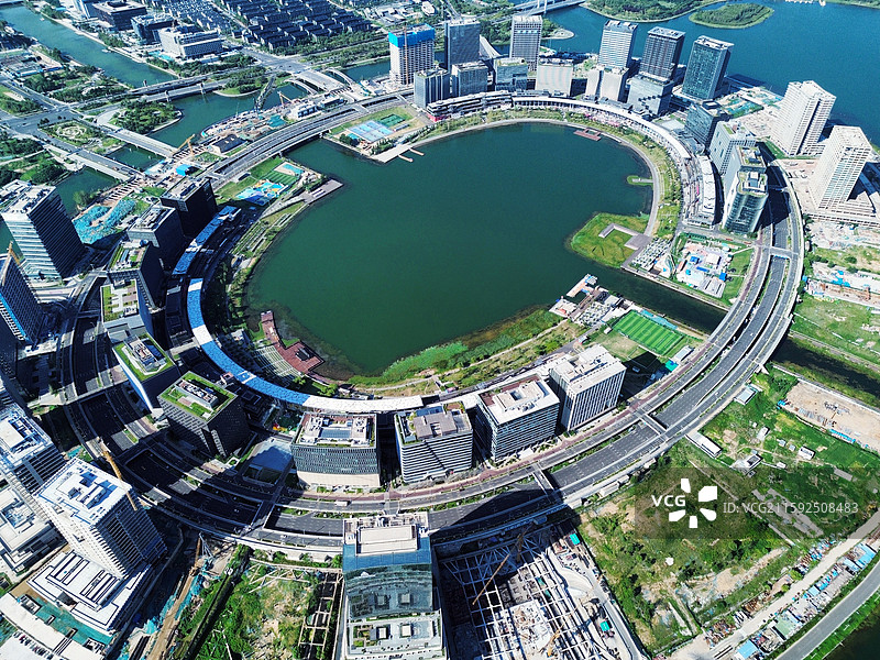 郑州北龙湖金融岛 夏季全景航拍：都市与湖泊的交融图片素材