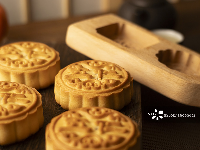 中秋吃月饼回家图片素材