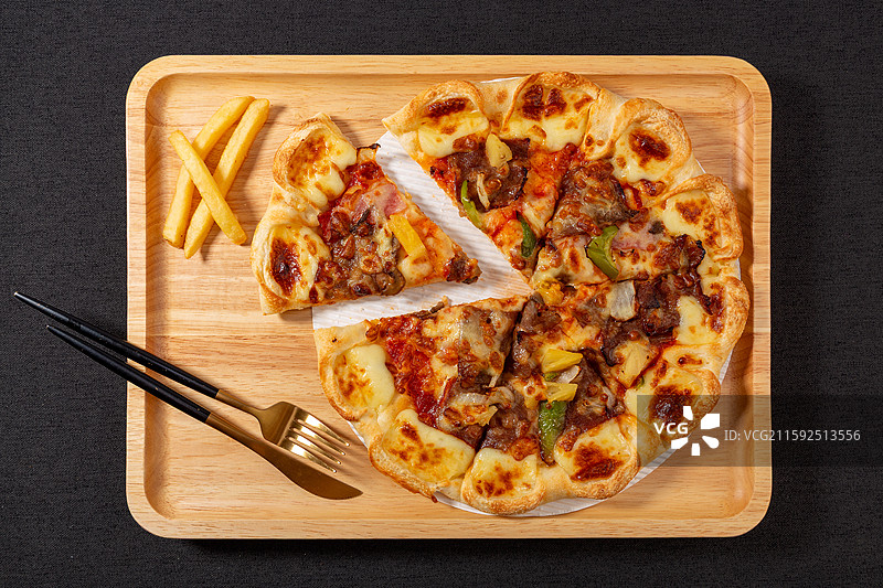 和牛超级至尊爆汁烤肠卷边披萨图片素材