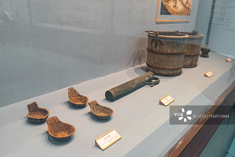 中国旅游景区拍摄主题，山东省济宁市任城区济宁市博物馆老馆，古老的油灯碗水桶烟囱，室内无人图像摄影图片素材