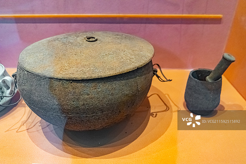 中国旅游景区拍摄主题，山东省济宁市任城区济宁市博物馆老馆，渔民用的铁铸铁锅，室内无人图像摄影图片素材
