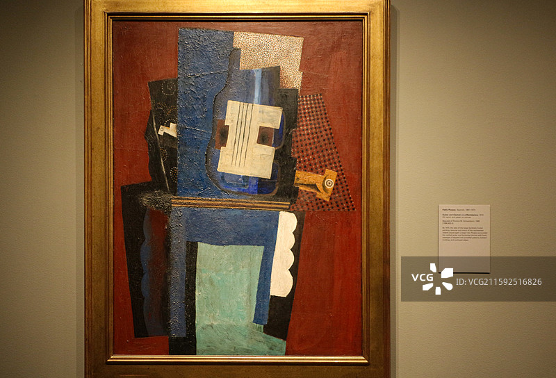 美国大都会艺术博物馆展出的著名画家毕加索的作品《壁炉上的吉他和单簧管》图片素材