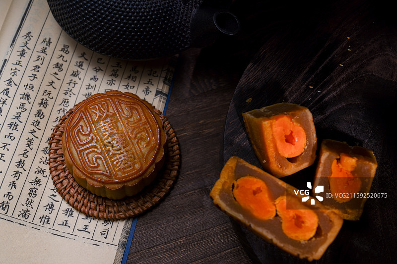 双黄莲蓉月饼 中国传统佳节印象图片素材