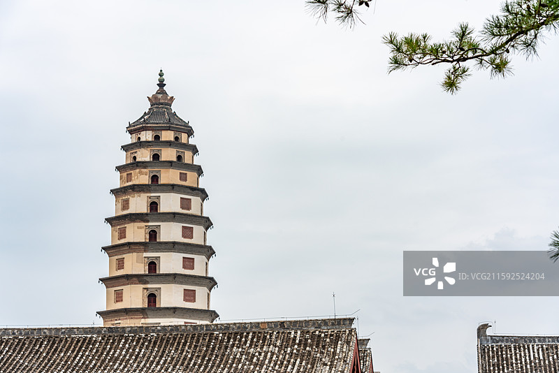 河北保定定州博物馆建筑石狮子背景中的定县开元寺塔中华第一塔石塔建筑图片素材