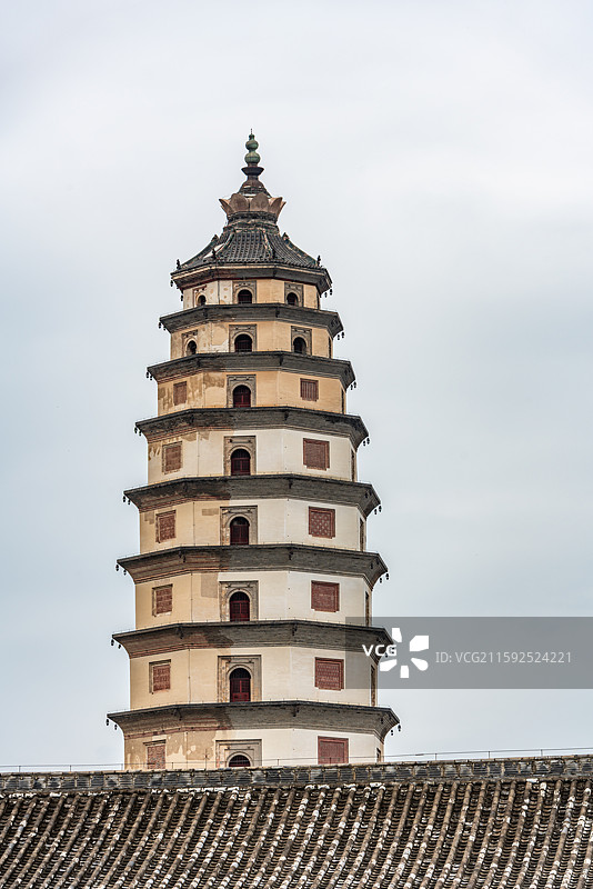 河北保定定州博物馆建筑石狮子背景中的定县开元寺塔中华第一塔石塔建筑图片素材