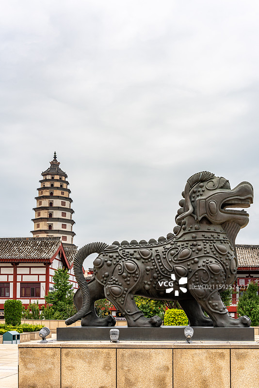 河北保定定州博物馆建筑石狮子背景中的定县开元寺塔中华第一塔石塔建筑图片素材
