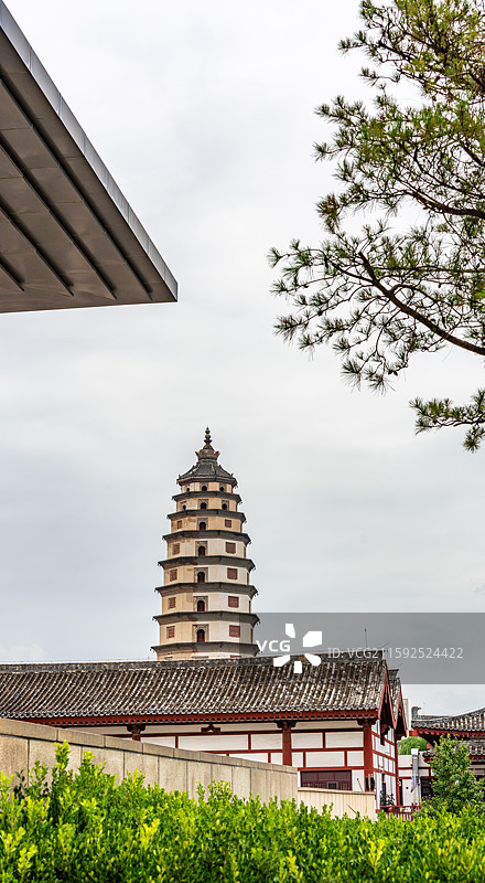 河北保定定州博物馆建筑石狮子背景中的定县开元寺塔中华第一塔石塔建筑图片素材