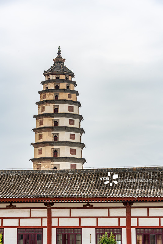 河北保定定州博物馆建筑石狮子背景中的定县开元寺塔中华第一塔石塔建筑图片素材