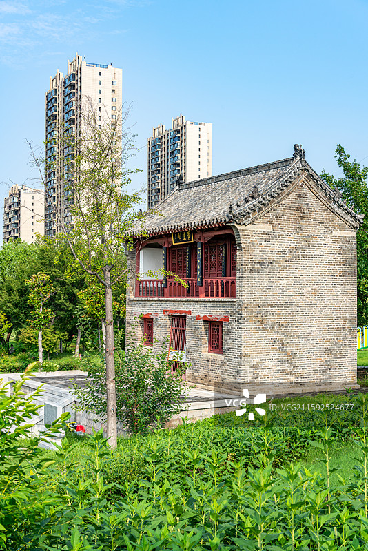 纯净蓝天下的山东省重点文物保护单位济宁市兖州区青莲阁建筑景观特写镜头图片素材