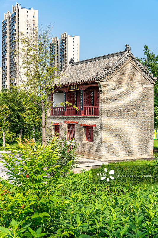 纯净蓝天下的山东省重点文物保护单位济宁市兖州区青莲阁建筑景观特写镜头图片素材