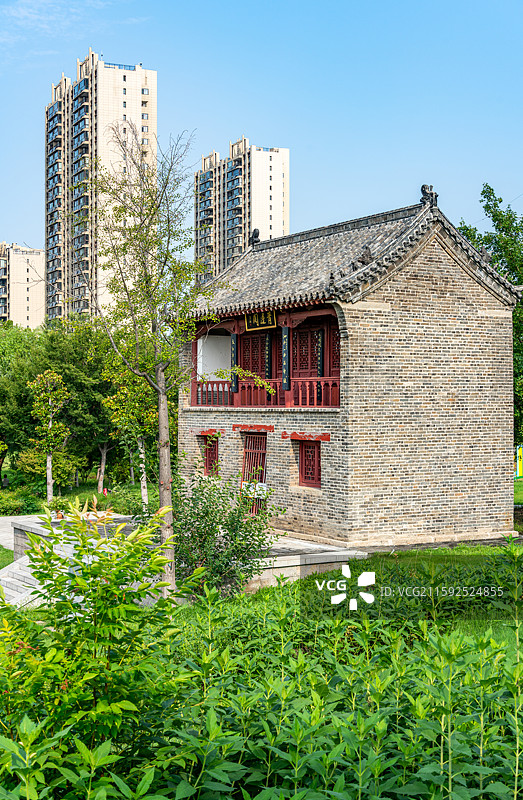 纯净蓝天下的山东省重点文物保护单位济宁市兖州区青莲阁建筑景观特写镜头图片素材