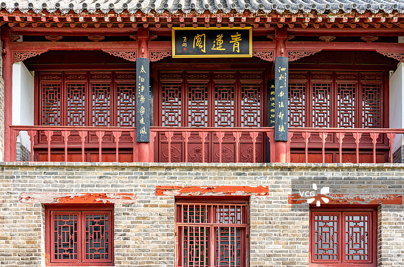 纯净蓝天下的山东省重点文物保护单位济宁市兖州区青莲阁建筑景观特写镜头图片素材