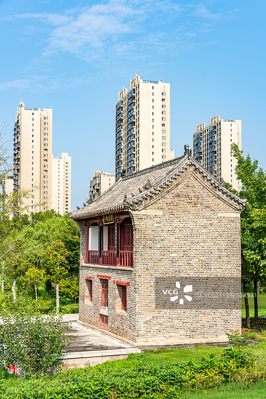 纯净蓝天下的山东省重点文物保护单位济宁市兖州区青莲阁建筑景观特写镜头图片素材