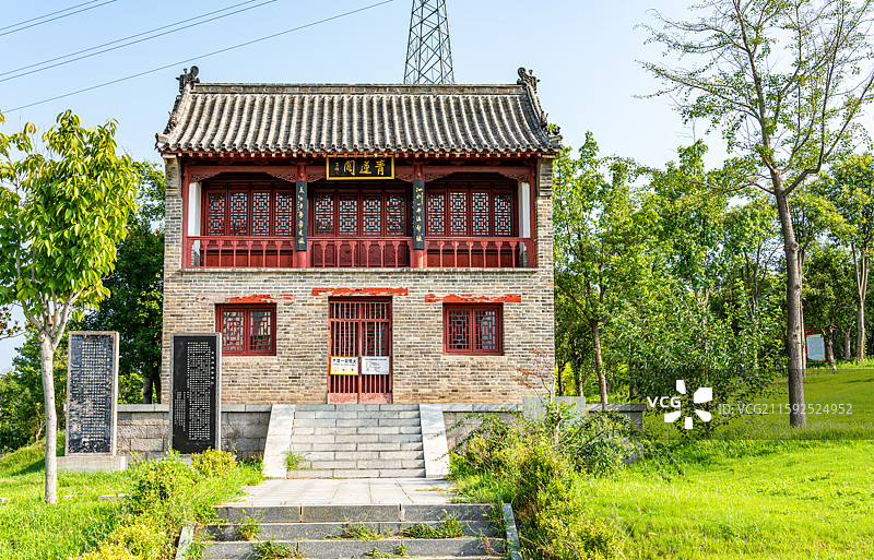纯净蓝天下的山东省重点文物保护单位济宁市兖州区青莲阁建筑景观特写镜头图片素材