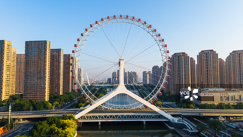 天津市城市风光日景航拍，海河上的“天津之眼”摩天轮图片素材